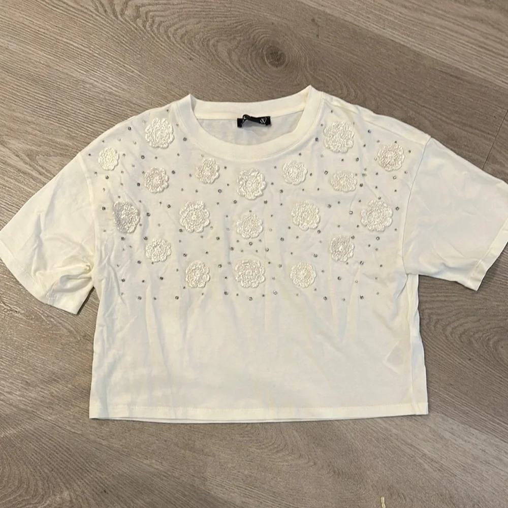 J Crew Cropped T-shirt with crochet floral appliqués - Picture 2 of 4